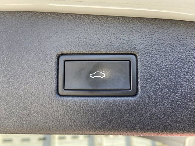 Certified 2022 Volkswagen Tiguan SE R-Line image 32