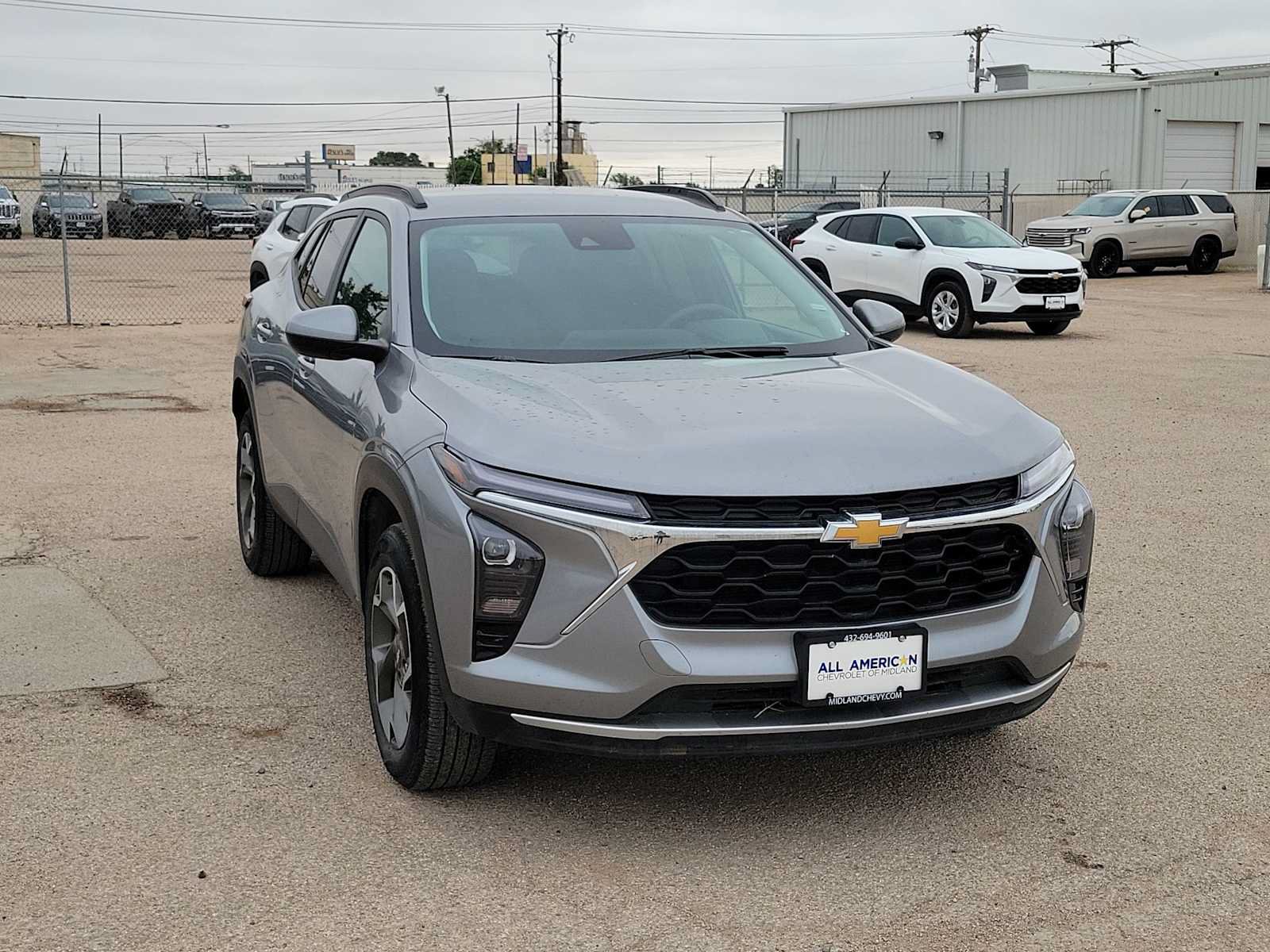 Used 2025 Chevrolet Trax LT FWD image 2