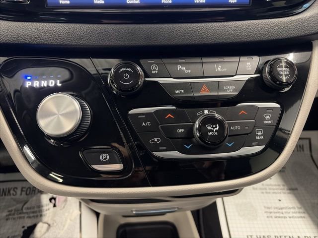 Used 2024 Chrysler Pacifica Touring-L image 18