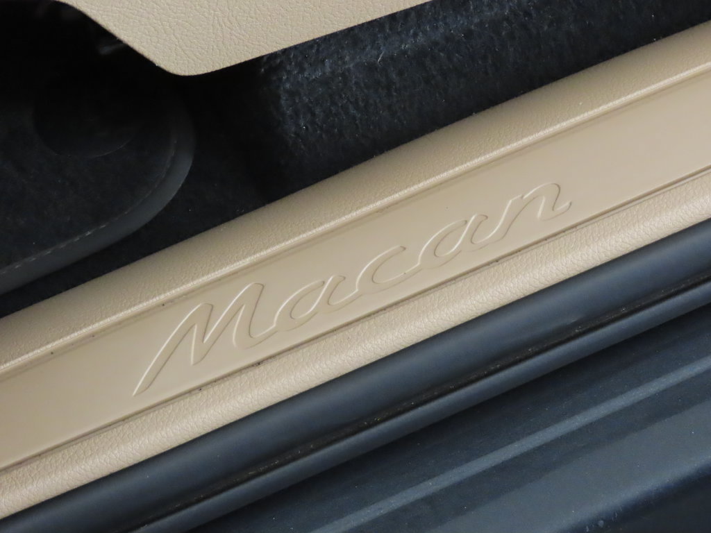 Certified 2023 Porsche Macan AWD/4WD image 39
