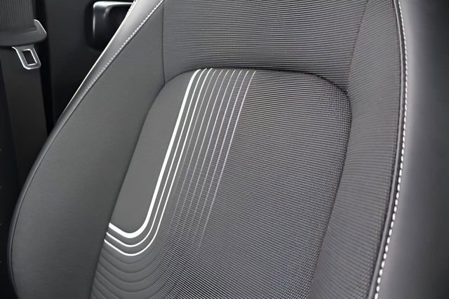 Used 2023 Hyundai Venue Limited image 17