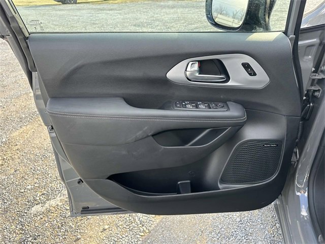 New 2025 Chrysler Pacifica Limited w/ Uconnect Theater Family Group image 16