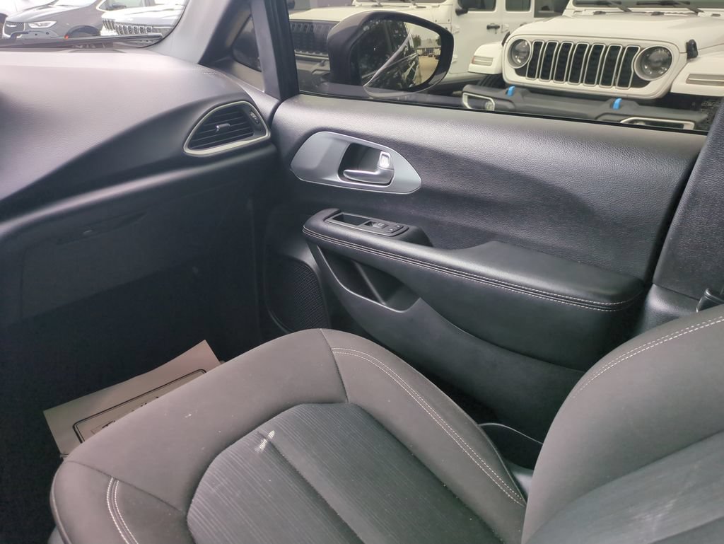 Used 2020 Chrysler Pacifica Touring w/ Advanced Safetytec Group FWD image 19