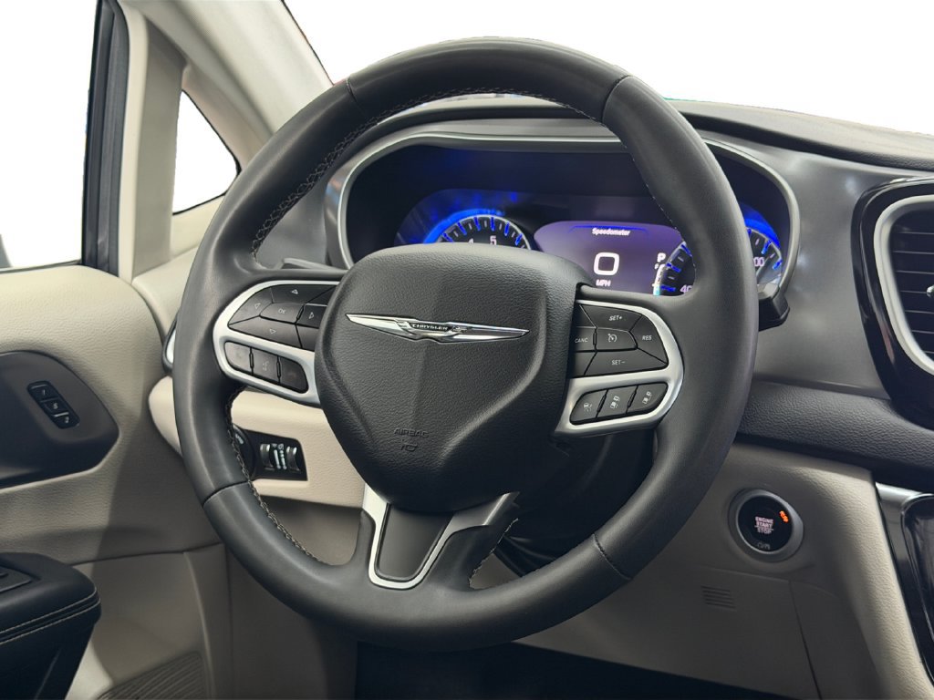 Used 2023 Chrysler Pacifica Touring-L FWD image 13