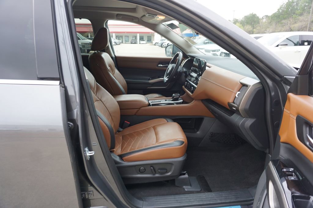 Used 2023 Nissan Pathfinder Platinum image 19