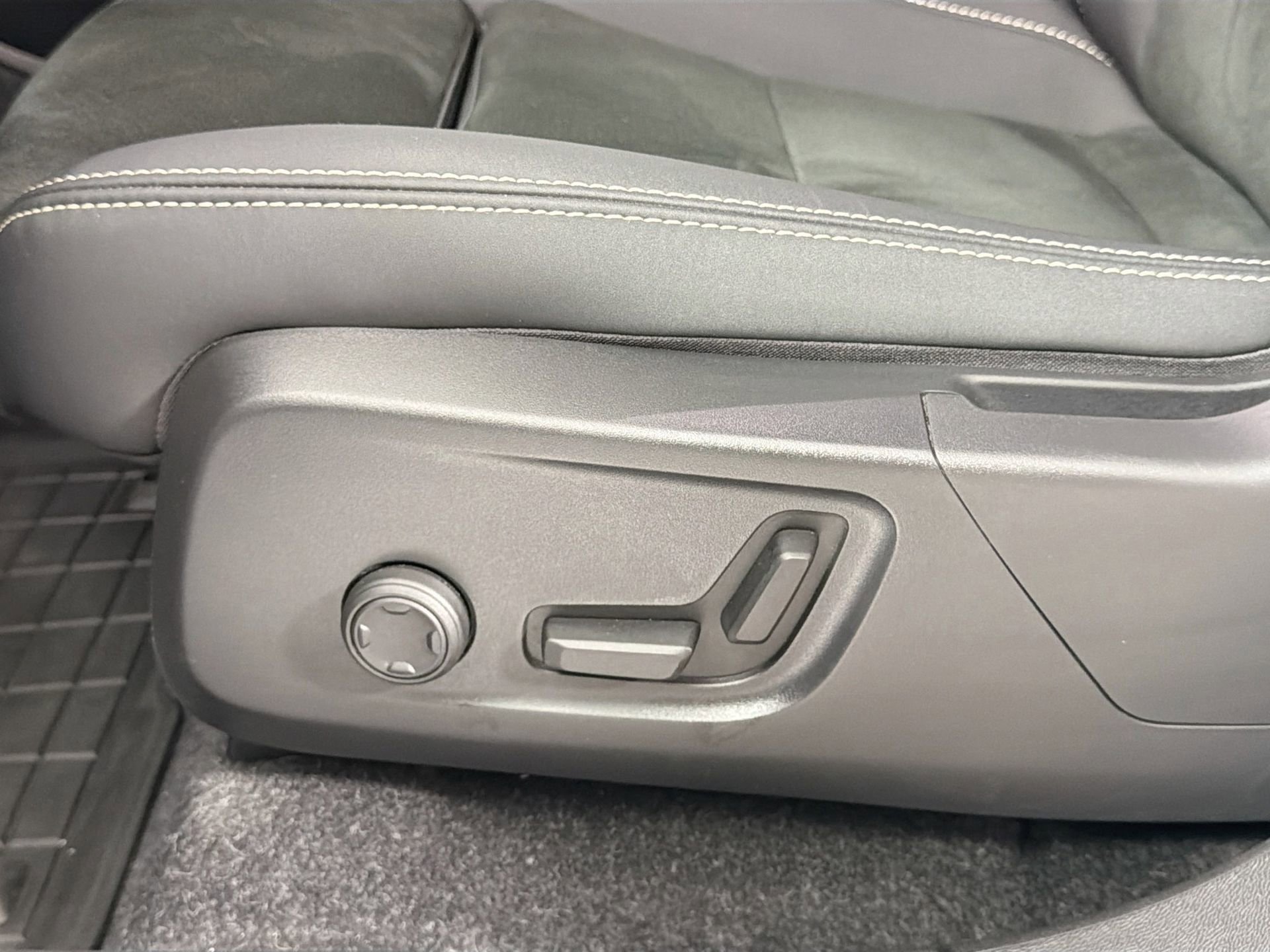 Certified 2023 Volvo C40 P8 Recharge Ultimate w/ Protection Package Premier AWD/4WD image 19