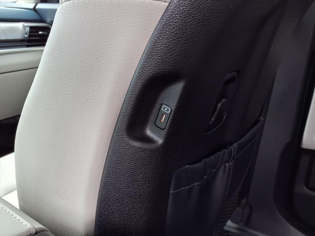 Used 2025 Kia Telluride EX w/ EX Captain's Chair Package image 16