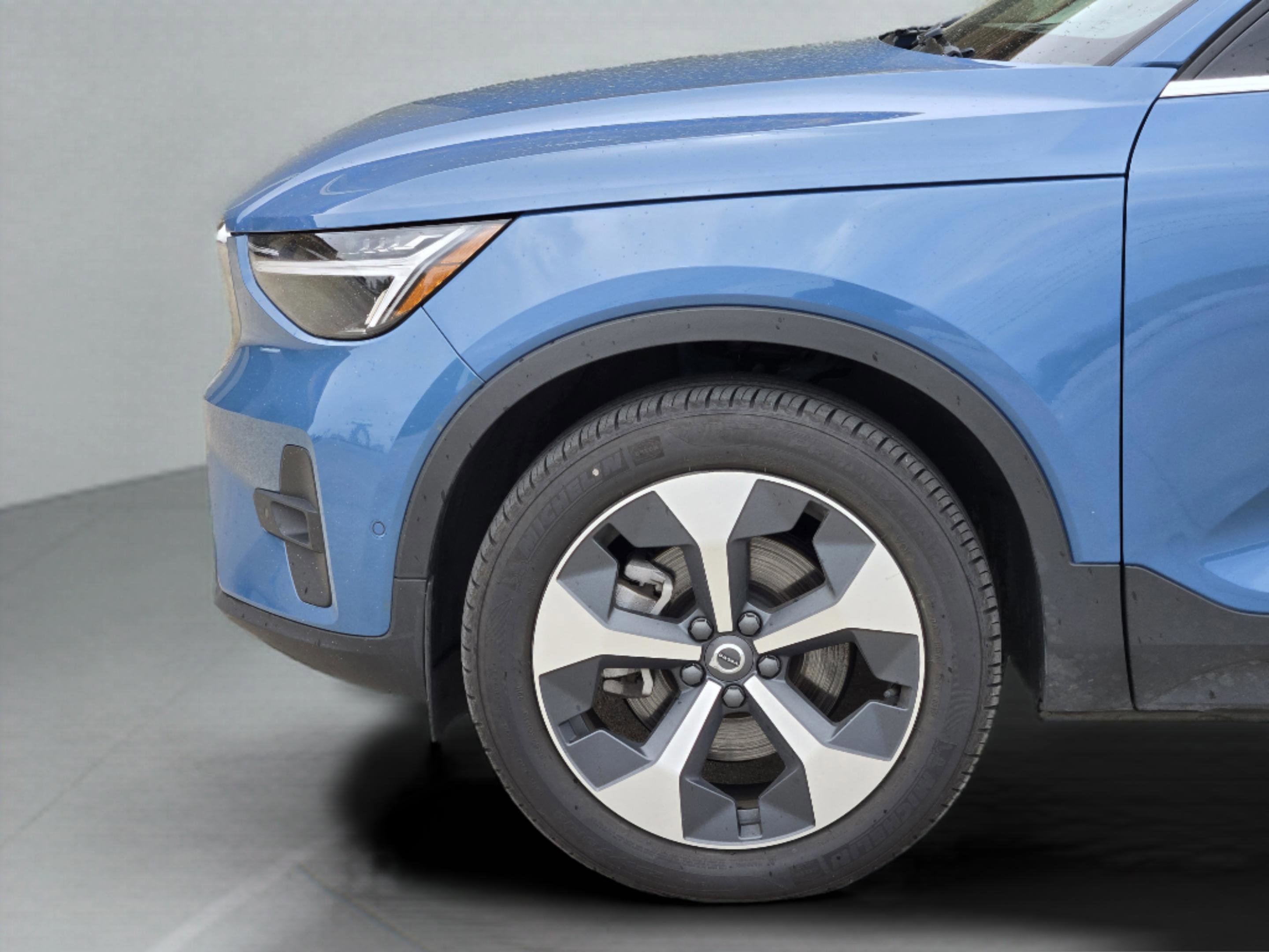 Used 2025 Volvo XC40 B5 Plus image 15