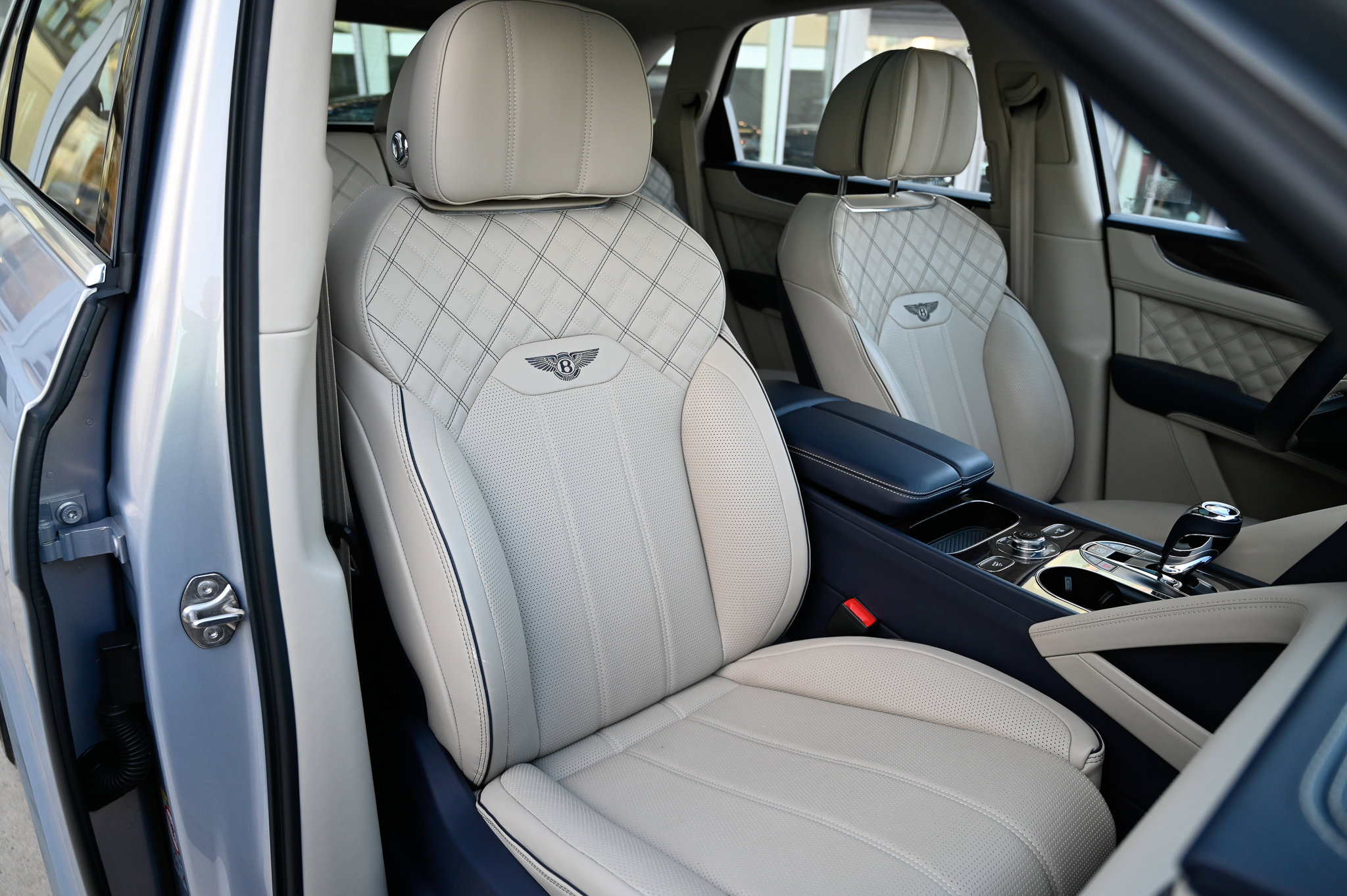 Used 2022 Bentley Bentayga image 57