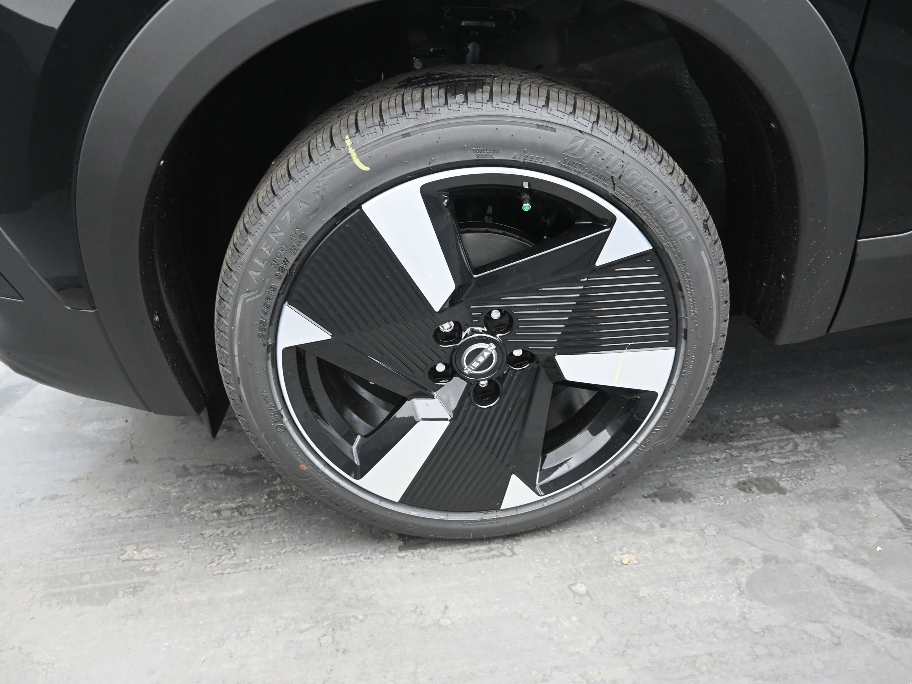 Used 2025 Nissan Kicks SR image 9