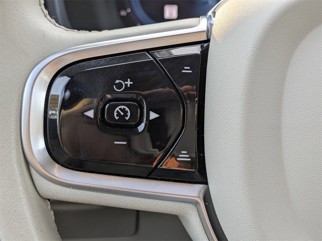 Certified 2023 Volvo XC90 B6 Ultimate w/ Protection Package Premier image 28