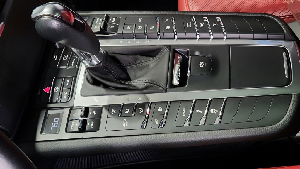 Used 2015 Porsche Macan Turbo image 15