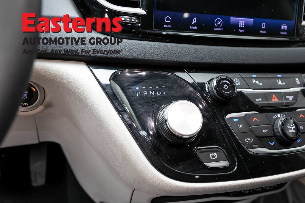 Used 2023 Chrysler Pacifica Touring-L FWD image 13