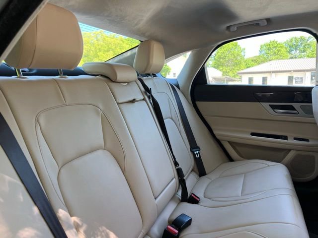 Used 2019 Jaguar XF Premium RWD image 21