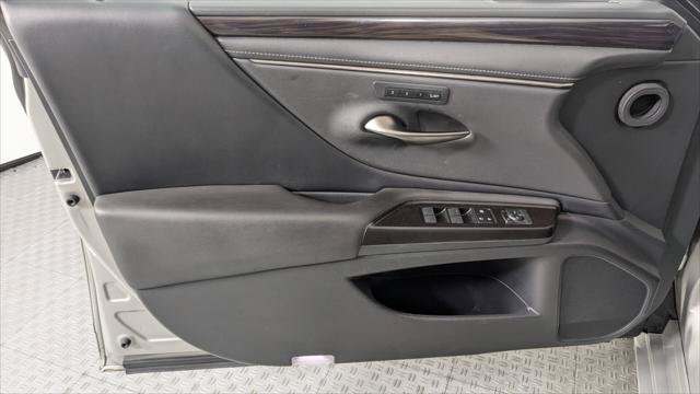 Used 2019 Lexus ES 300h w/ Premium Package FWD image 13
