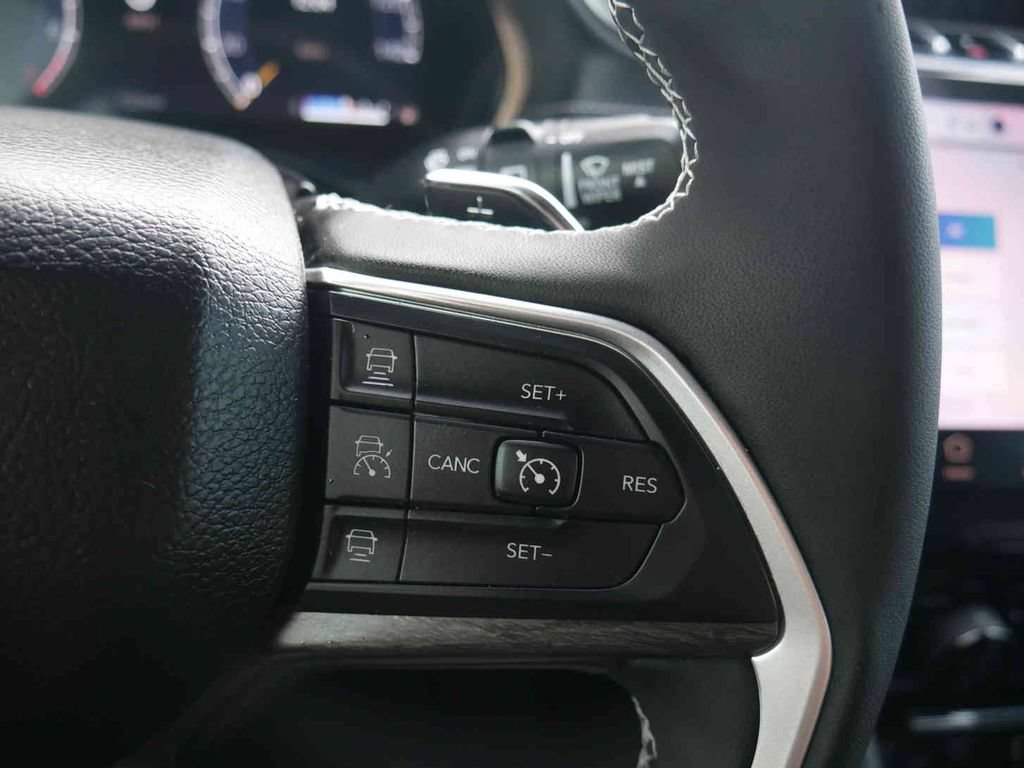 Certified 2025 Jeep Grand Cherokee Limited w/ Luxury Tech Group II AWD/4WD image 39