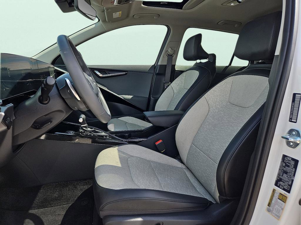 Used 2025 Kia Niro SX Touring image 11