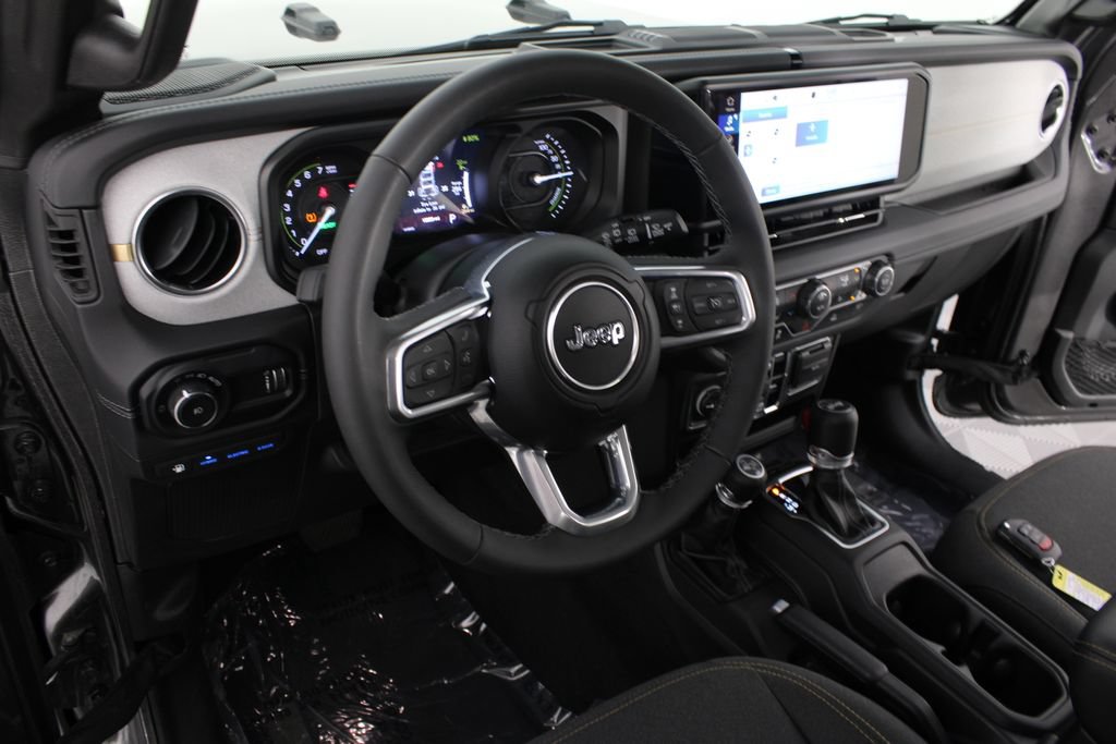 Used 2025 Jeep Wrangler Unlimited Sahara AWD/4WD image 8