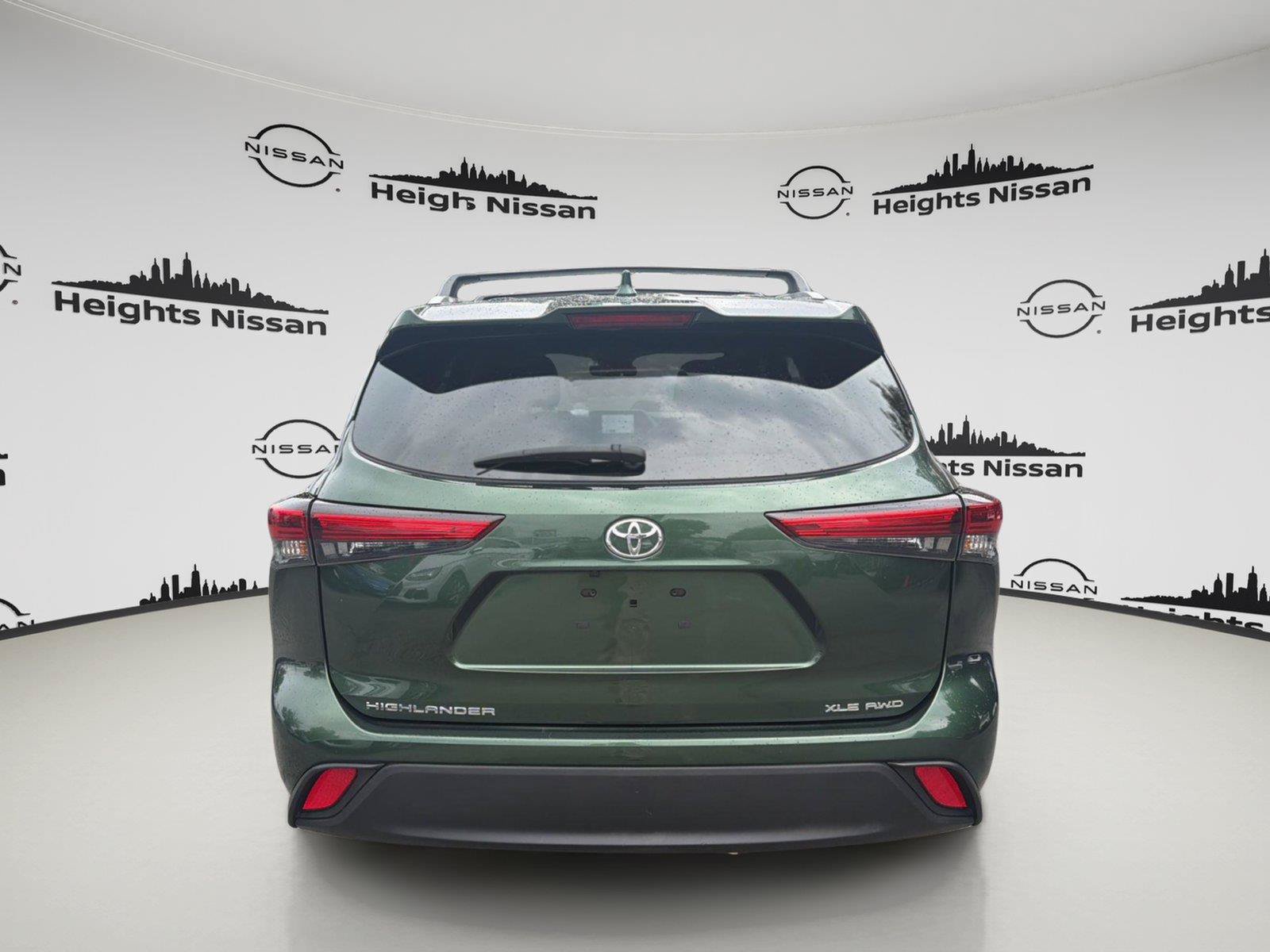 Used 2023 Toyota Highlander XLE AWD/4WD image 4