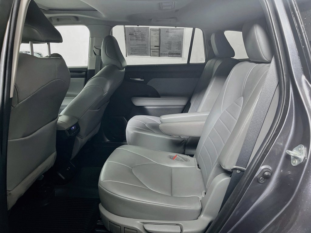 Used 2021 Toyota Highlander XLE FWD image 25