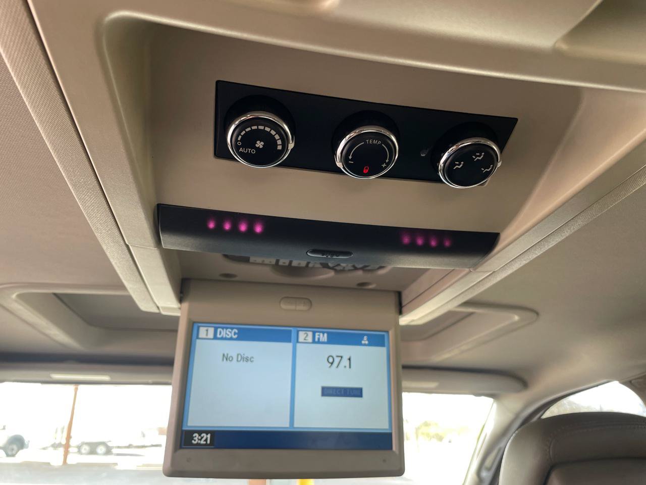 Used 2012 Volkswagen Routan SEL FWD image 22