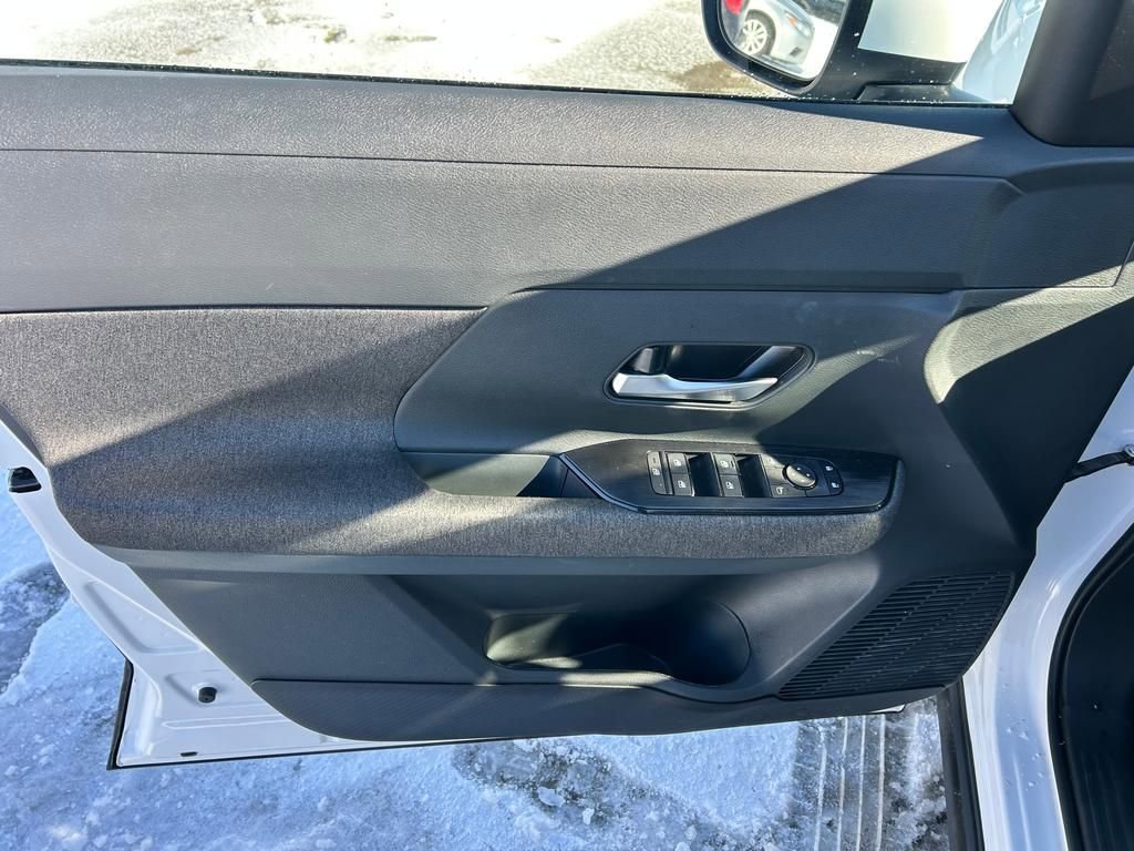 Used 2025 Nissan Kicks SV AWD/4WD image 15