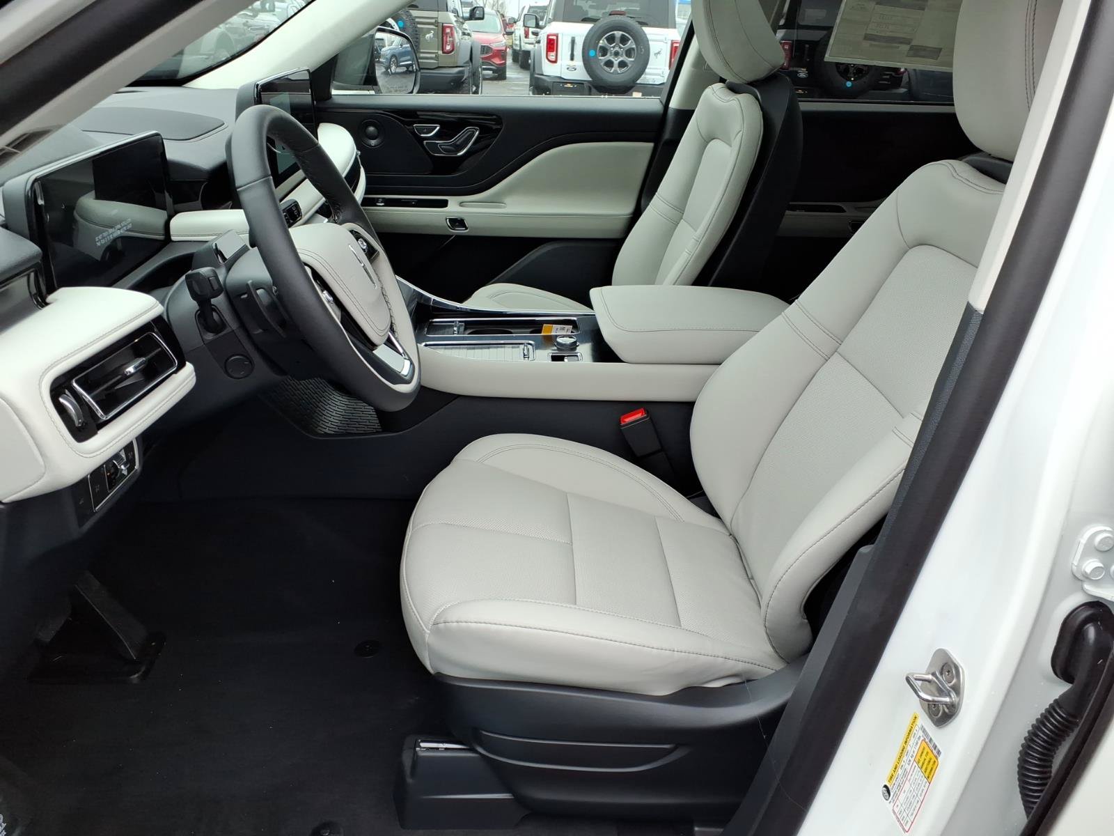 New 2026 Lincoln Aviator AWD image 4