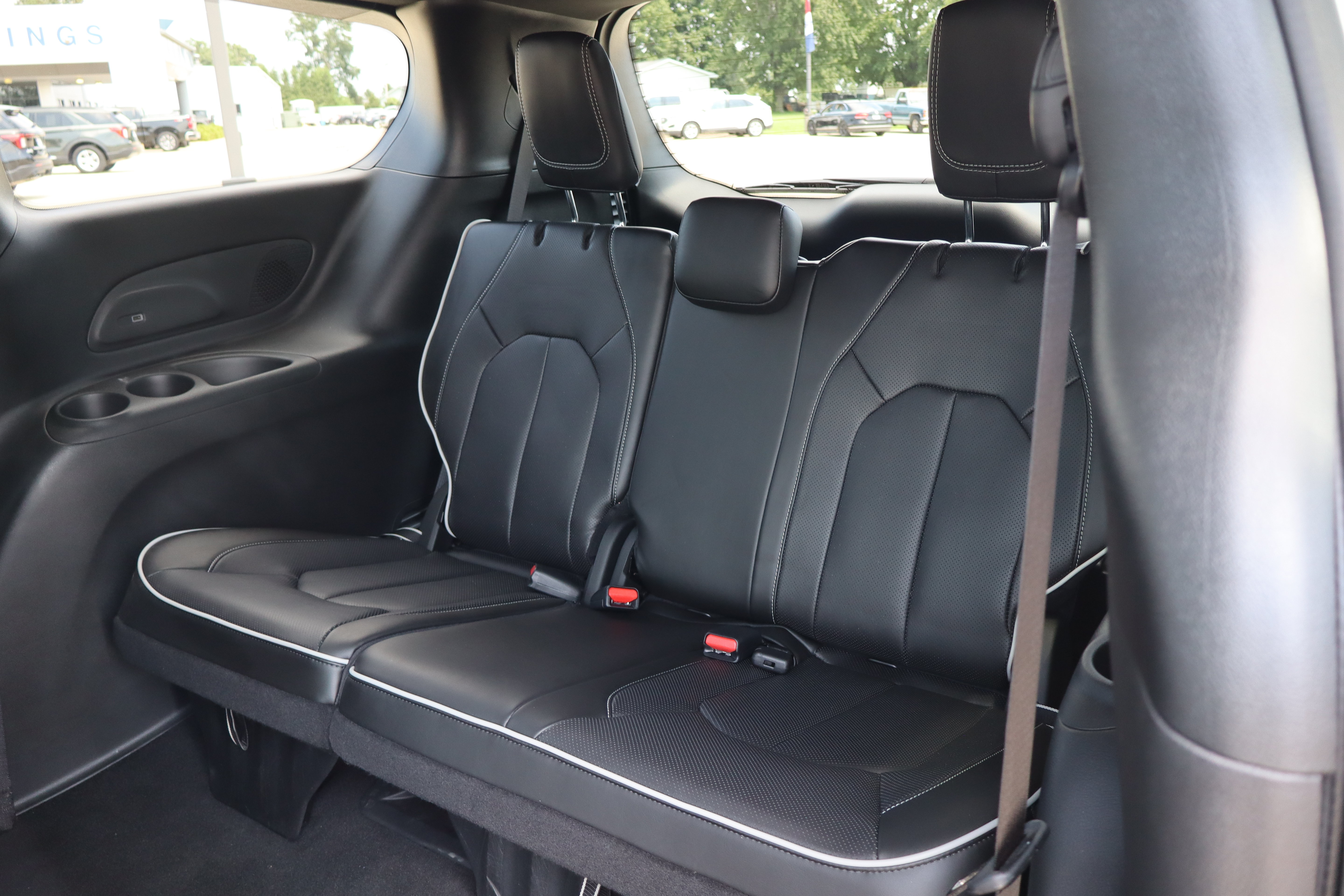 Used 2024 Chrysler Pacifica Premium FWD image 11