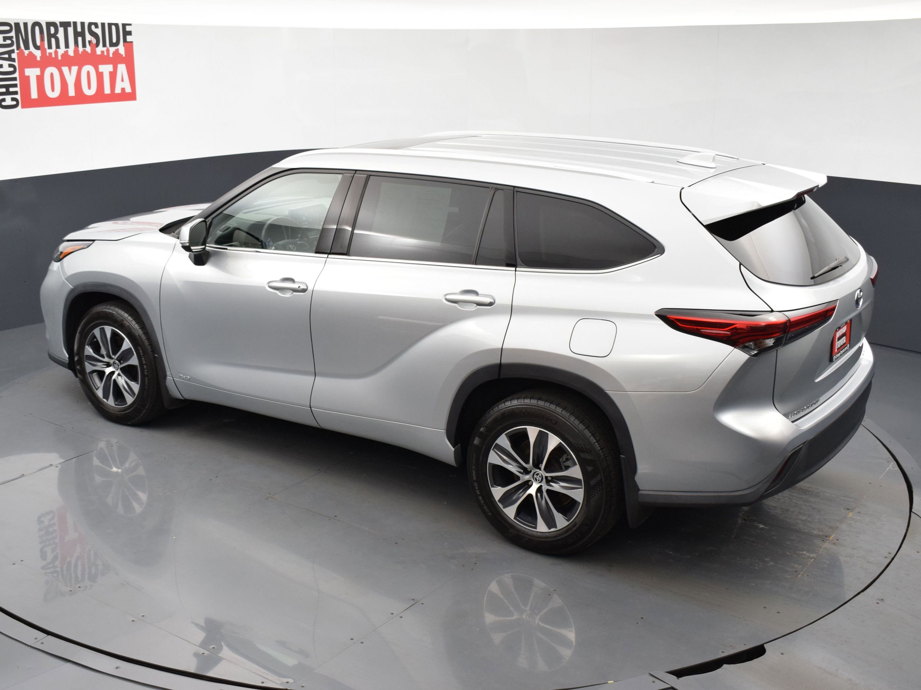 Used 2022 Toyota Highlander XLE AWD/4WD image 23