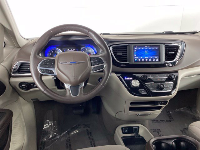 Used 2020 Chrysler Pacifica Touring w/ Cold Weather Group FWD image 20