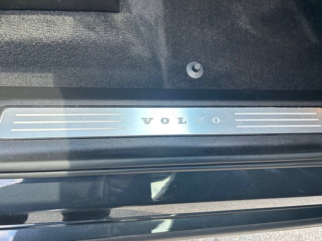 Certified 2022 Volvo XC90 T6 Momentum w/ Climate Package AWD/4WD image 13