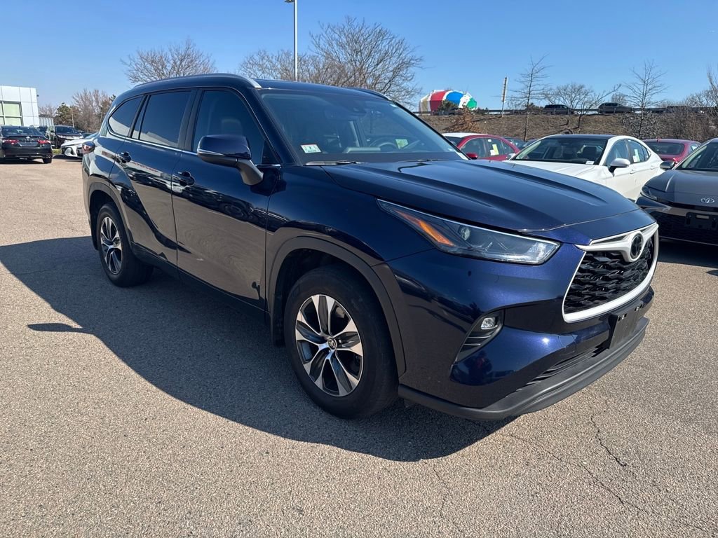 Used 2025 Toyota Highlander XLE image 12