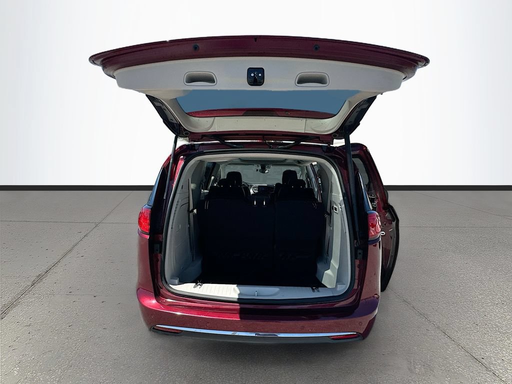 Used 2017 Chrysler Pacifica Limited w/ UConnect Theater Package FWD image 26