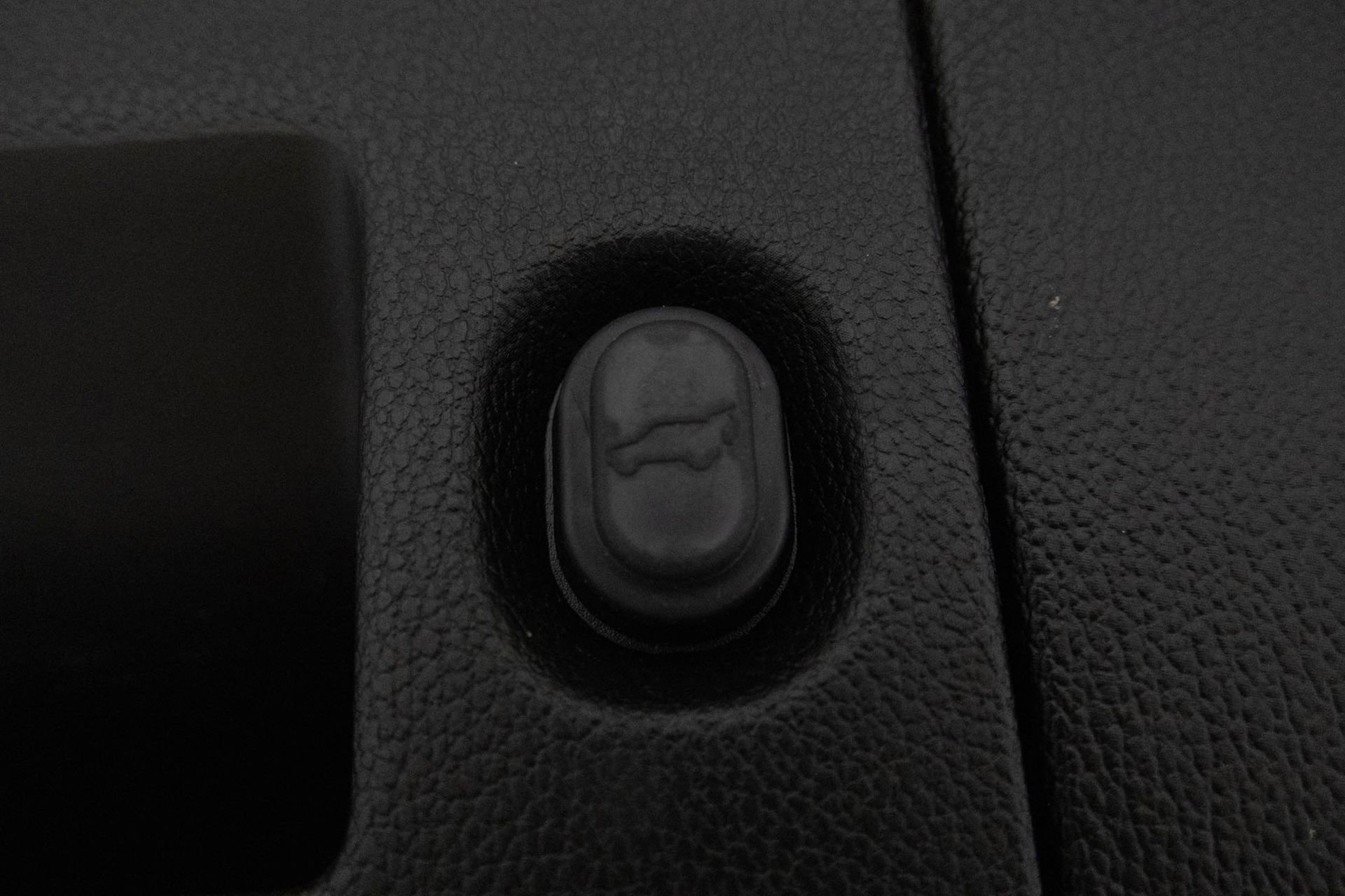 Used 2018 GMC Yukon SLE w/ SLE Value Package image 36