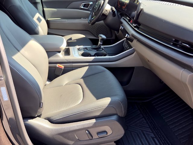 Used 2025 Kia Carnival EX FWD image 17