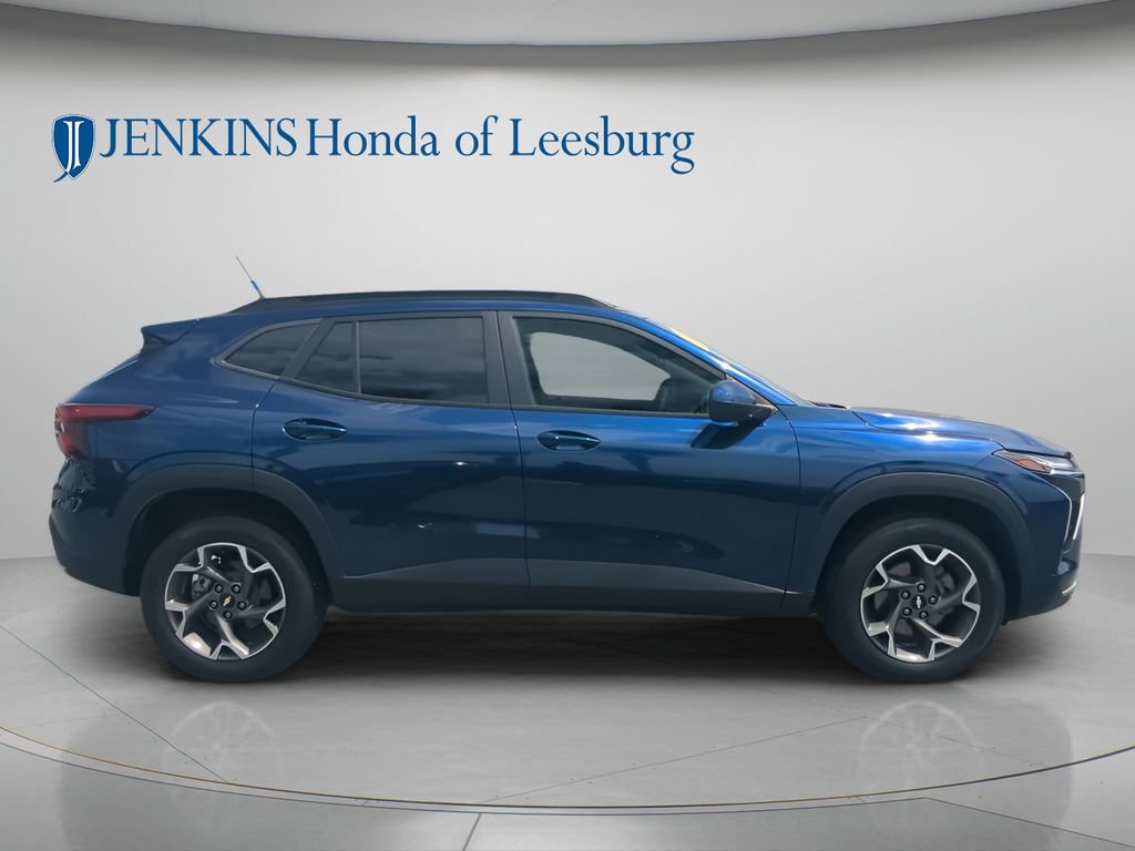 Used 2024 Chevrolet Trax LT w/ LT Convenience Package FWD image 3
