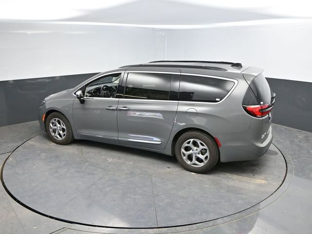 Used 2023 Chrysler Pacifica Limited FWD image 32