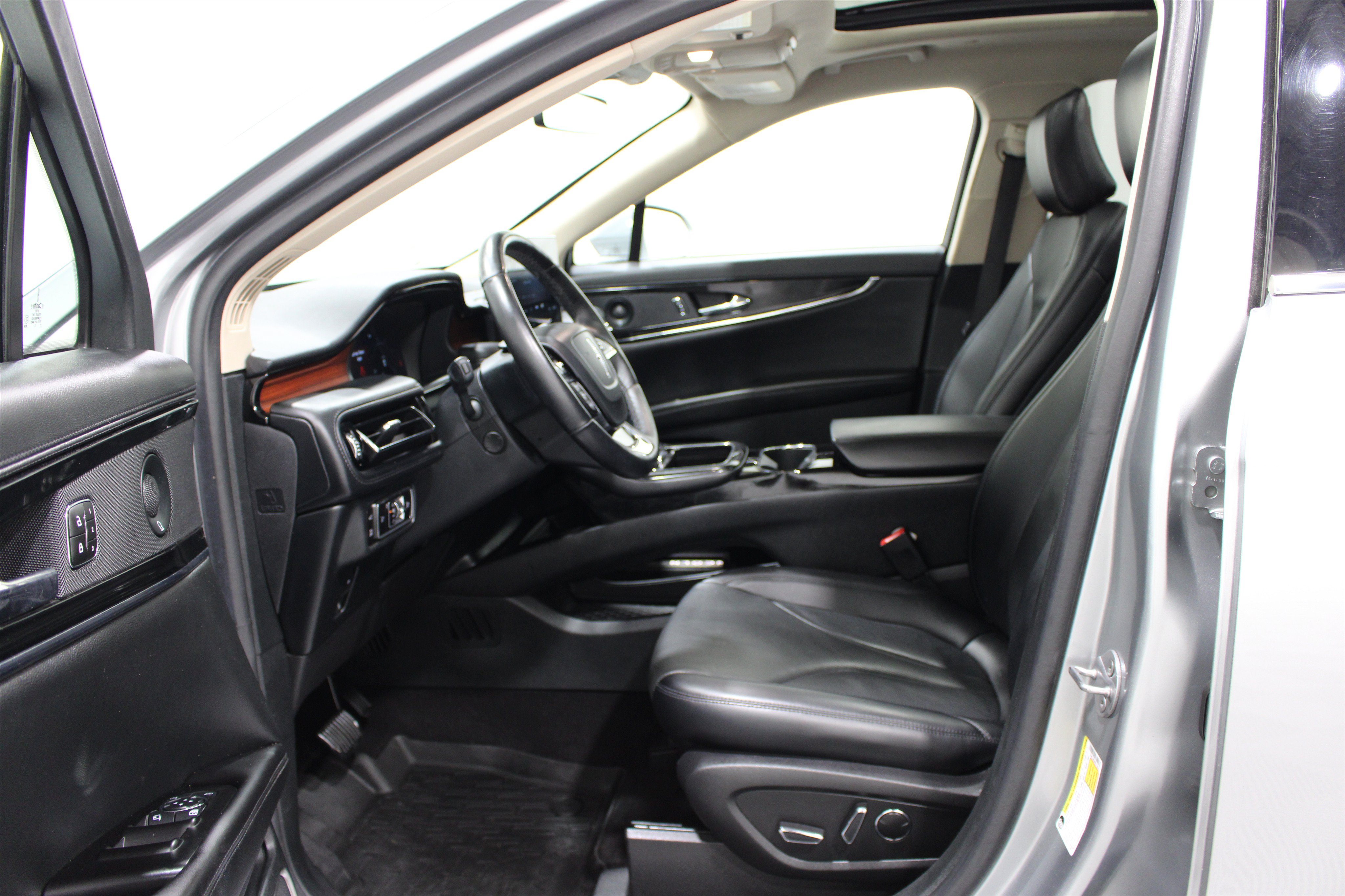 Used 2023 Lincoln Nautilus Reserve w/ Equipment Group 201A AWD/4WD image 3
