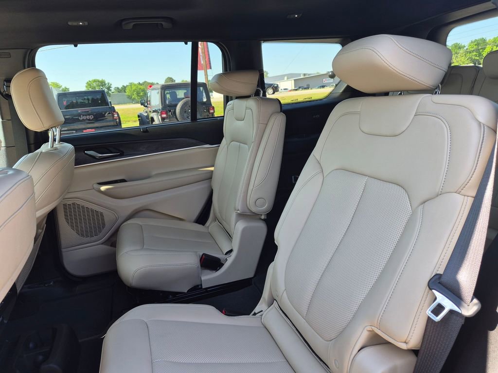 Used 2025 Jeep Grand Cherokee L Limited w/ Luxury Tech Group II image 28