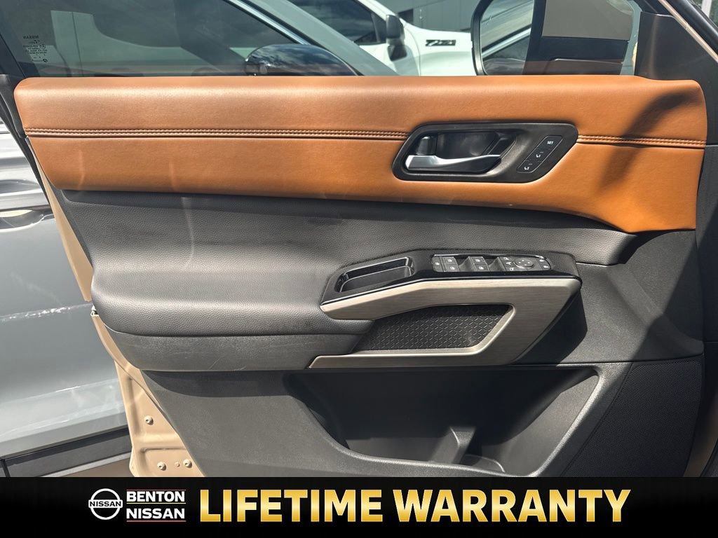 Used 2025 Nissan Pathfinder Platinum image 12