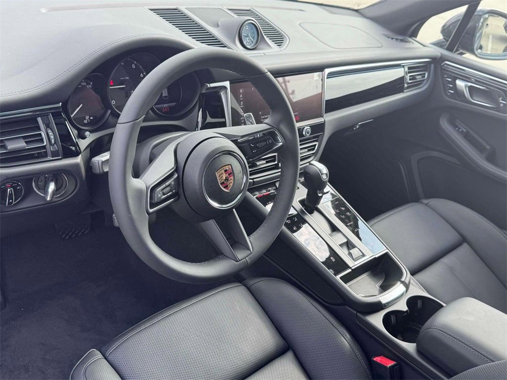 Certified 2025 Porsche Macan AWD/4WD image 4