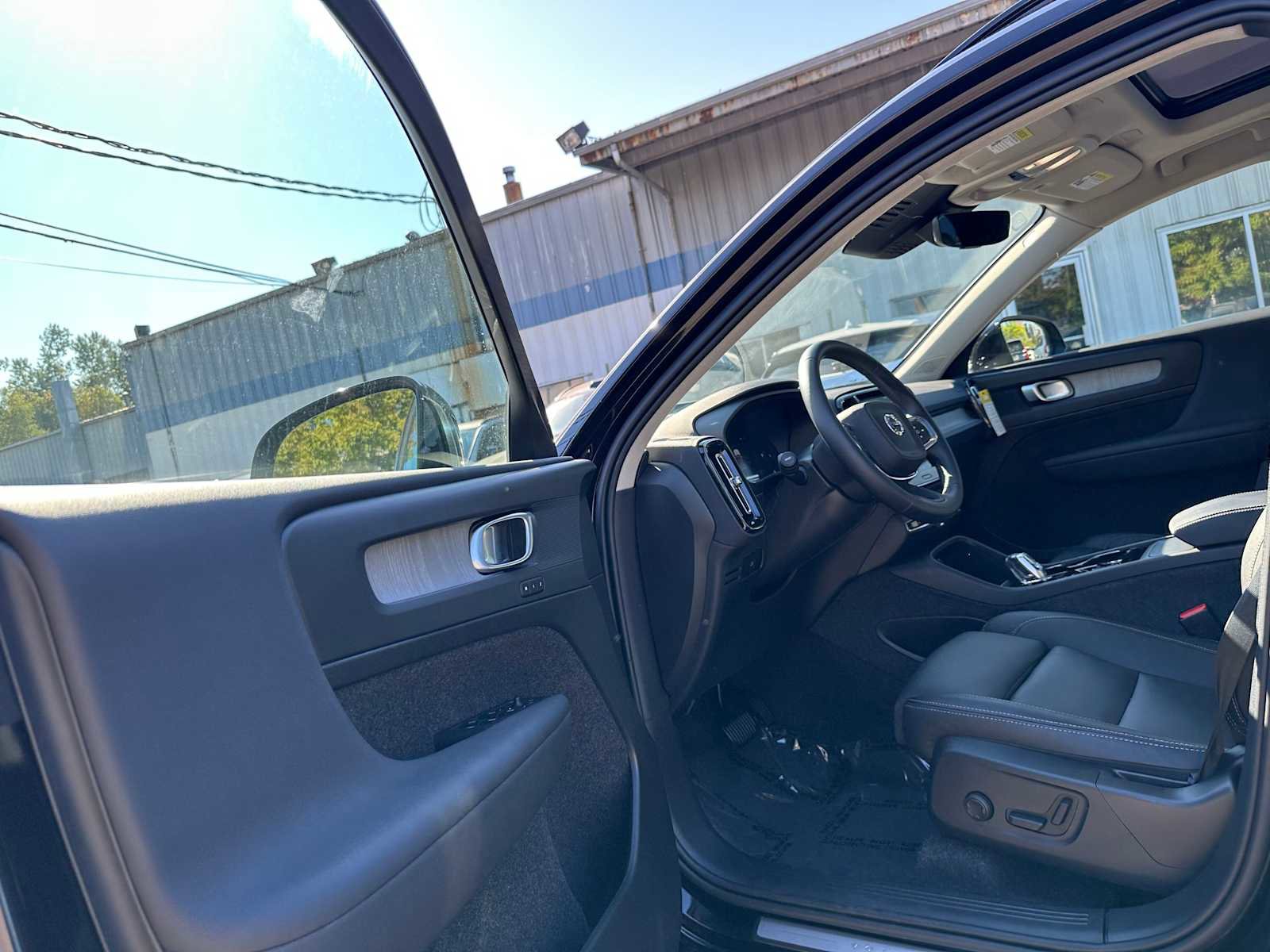 Used 2025 Volvo XC40 B5 Plus w/ Climate Package image 19