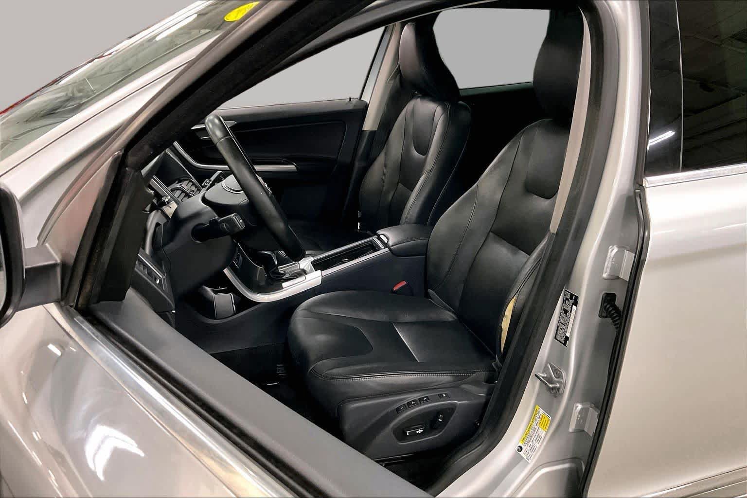 Used 2016 Volvo XC60 T5 Premier w/ Proximity Package AWD/4WD image 8