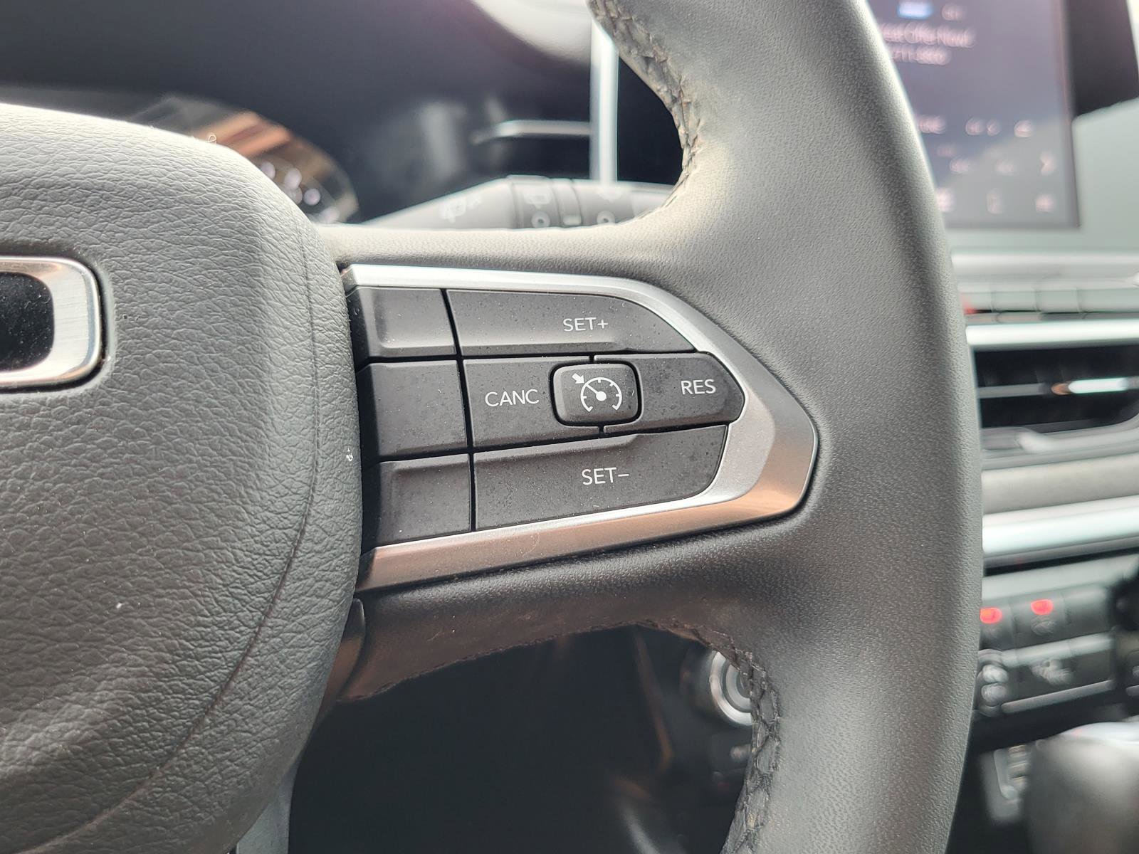 Used 2025 Jeep Compass Latitude image 23