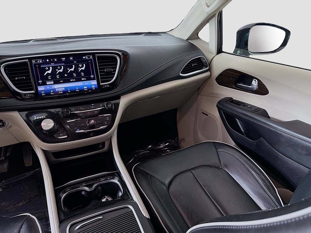 Used 2023 Chrysler Pacifica Limited w/ Uconnect Theater Family Group FWD image 34