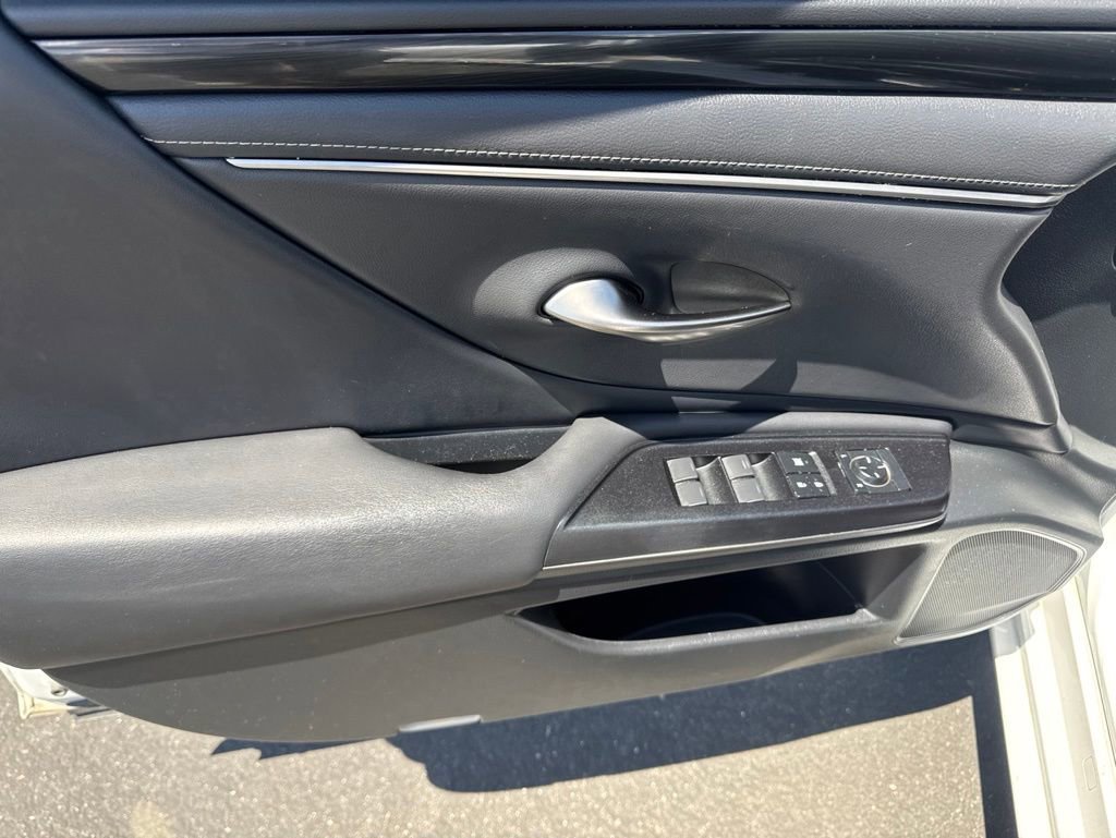 Used 2020 Lexus ES 300h w/ Accessory Package FWD image 17