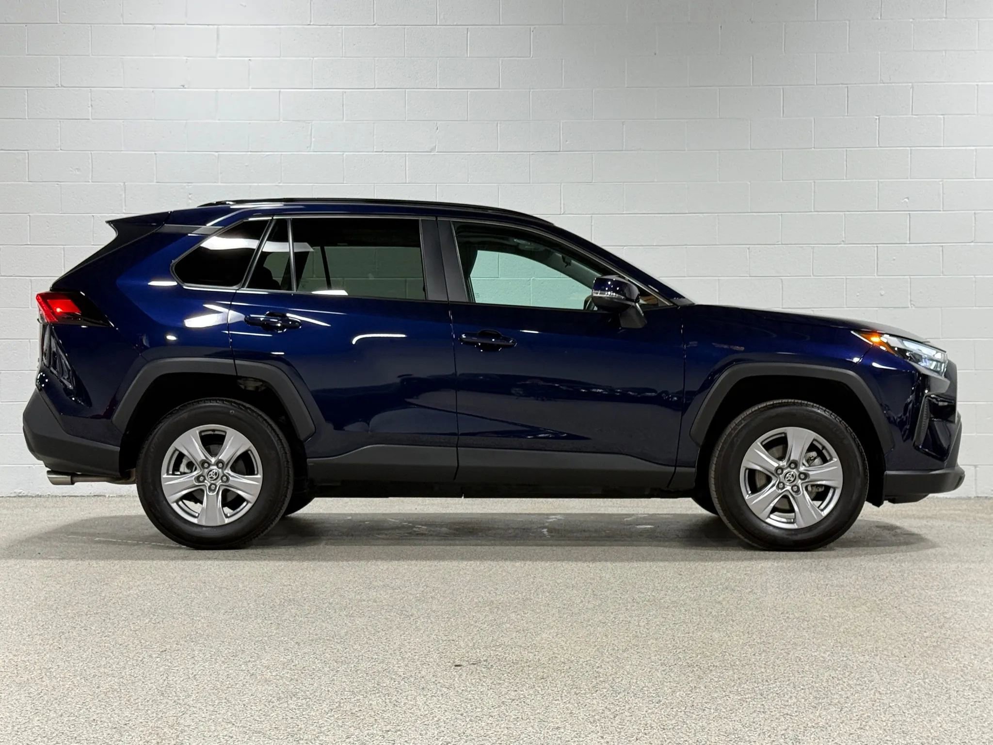 Used 2022 Toyota RAV4 XLE w/ Convenience Package image 5