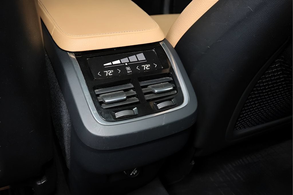 Used 2016 Volvo XC90 T6 Momentum w/ Momentum Plus Package AWD/4WD image 17
