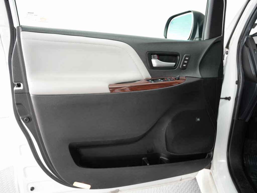 Used 2019 Toyota Sienna Limited Premium image 45
