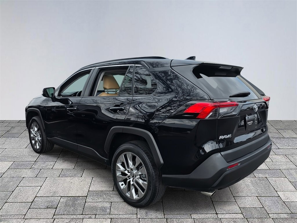 Used 2020 Toyota RAV4 XLE Premium image 5